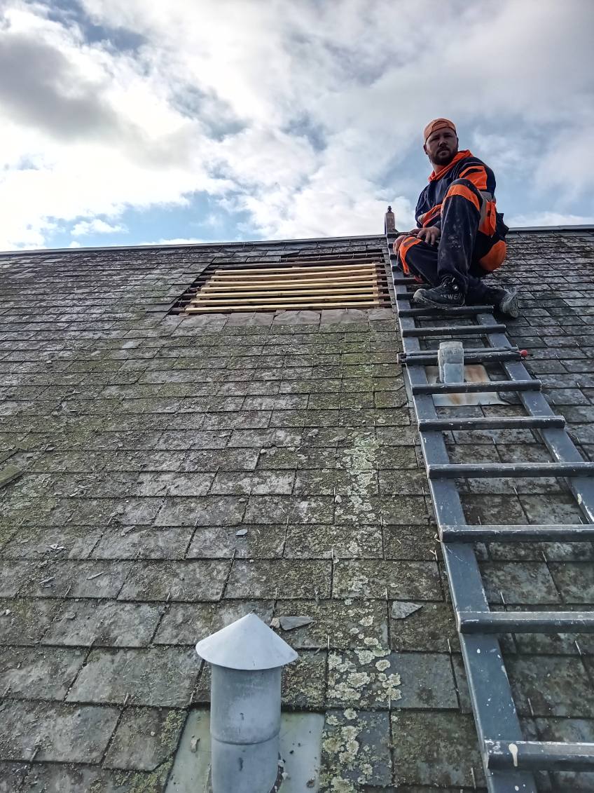 Nos réalisations - Toiture Ardoises - Homme sur échelle