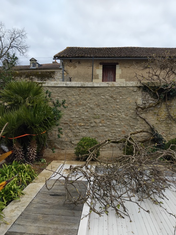 Réparation d'un mur en pierre - enduit et joints à la chaux